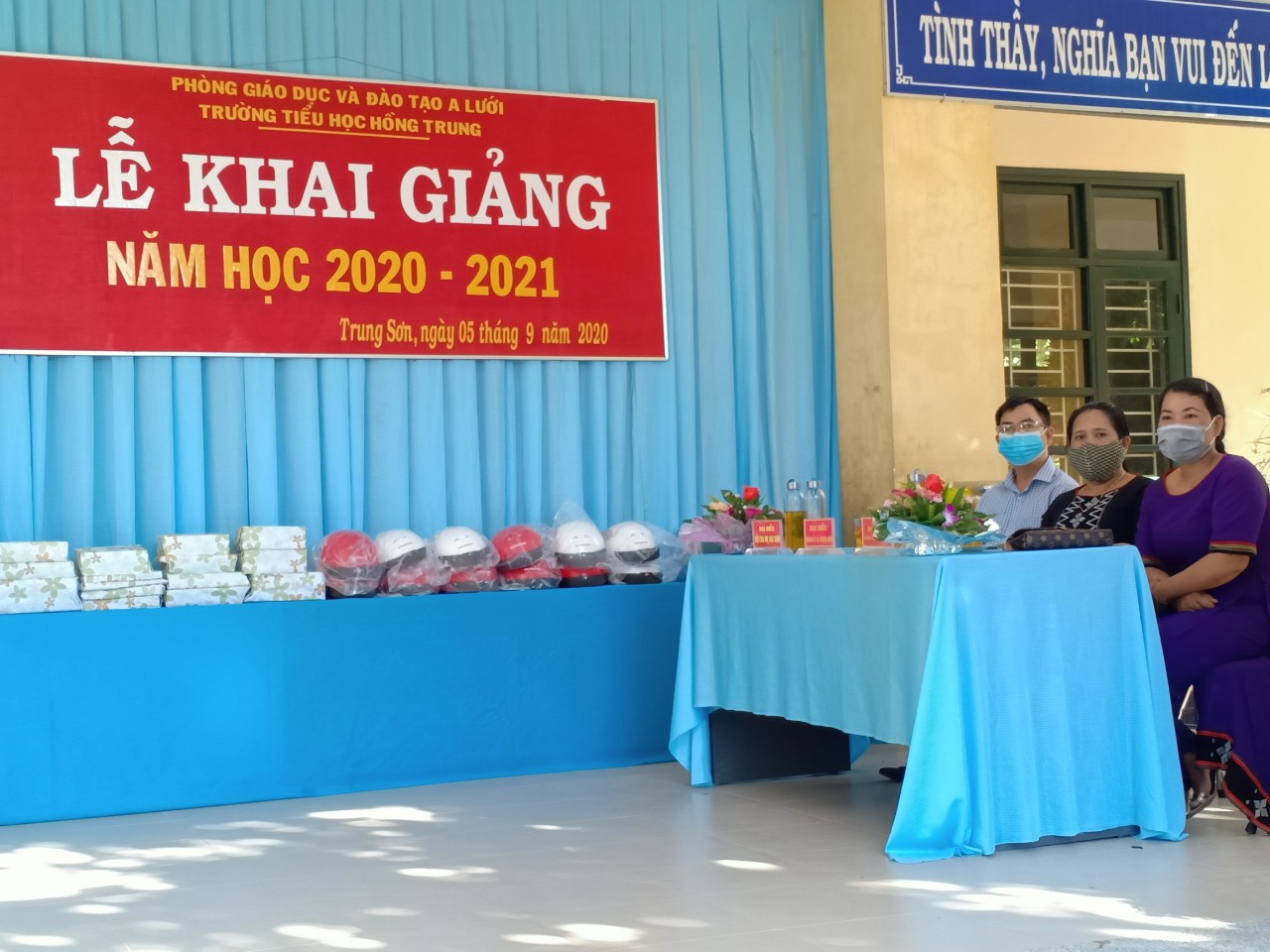 Lãnh đạo xã dự buổi Lễ Khai giảng tại Trường Tiểu học Hồng Trung